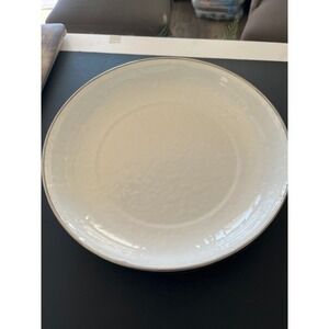 The Golden Rabbit Cream‎ White Textured Dinner Plate Rimmed